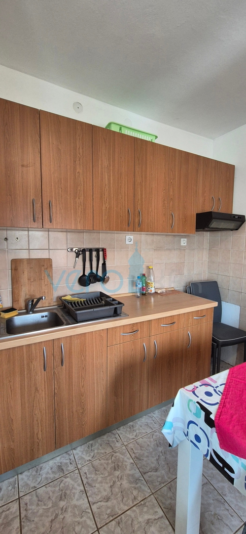 Grad Krk, otok Krk, dvojna kuća sa 3 apartmana, pogled, okućnica, prodaja