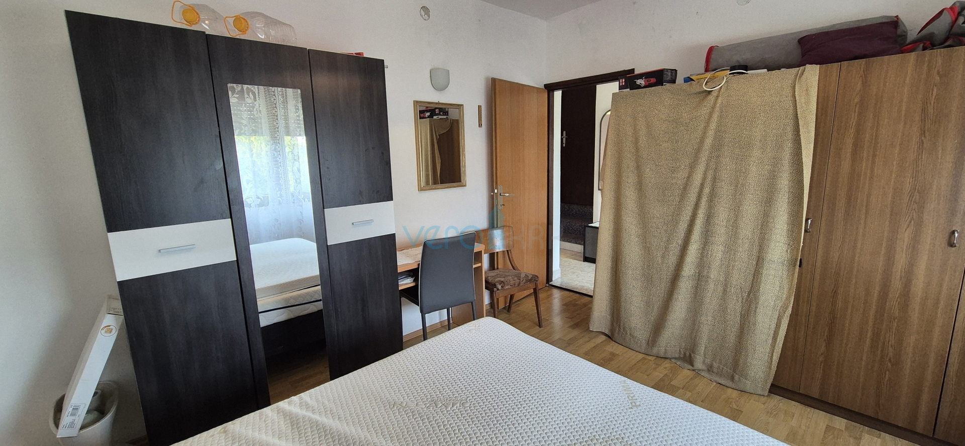 Grad Krk, otok Krk, dvojna kuća sa 3 apartmana, pogled, okućnica, prodaja