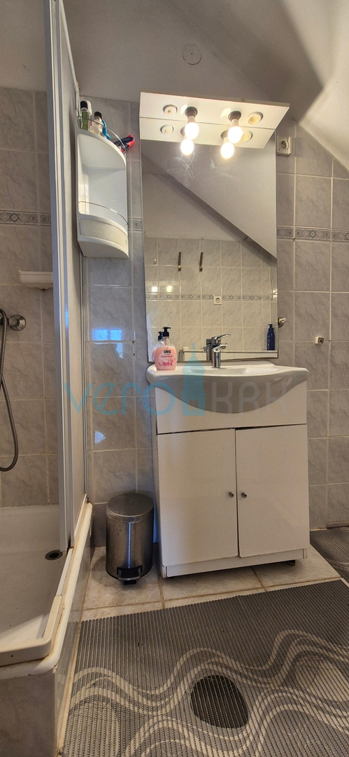 Grad Krk, otok Krk, dvojna kuća sa 3 apartmana, pogled, okućnica, prodaja