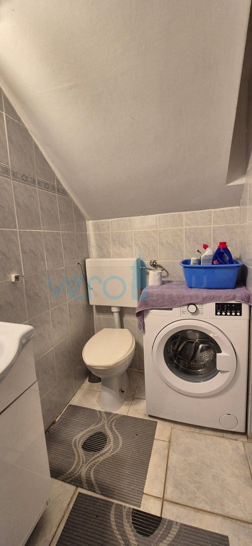 Grad Krk, otok Krk, dvojna kuća sa 3 apartmana, pogled, okućnica, prodaja