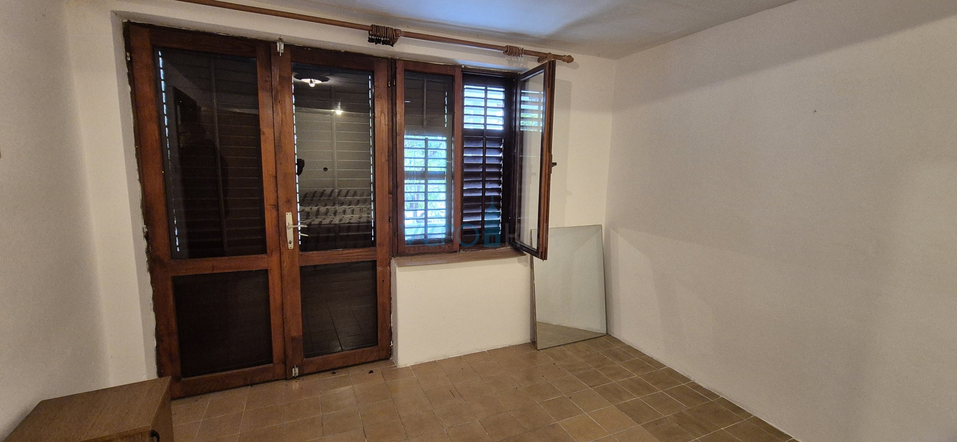 Grad Krk, otok Krk, dvojna kuća sa 3 apartmana, pogled, okućnica, prodaja