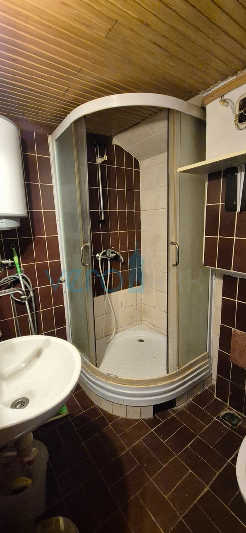 Grad Krk, otok Krk, dvojna kuća sa 3 apartmana, pogled, okućnica, prodaja