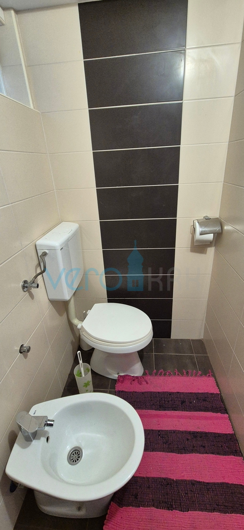 Grad Krk, otok Krk, dvojna kuća sa 3 apartmana, pogled, okućnica, prodaja