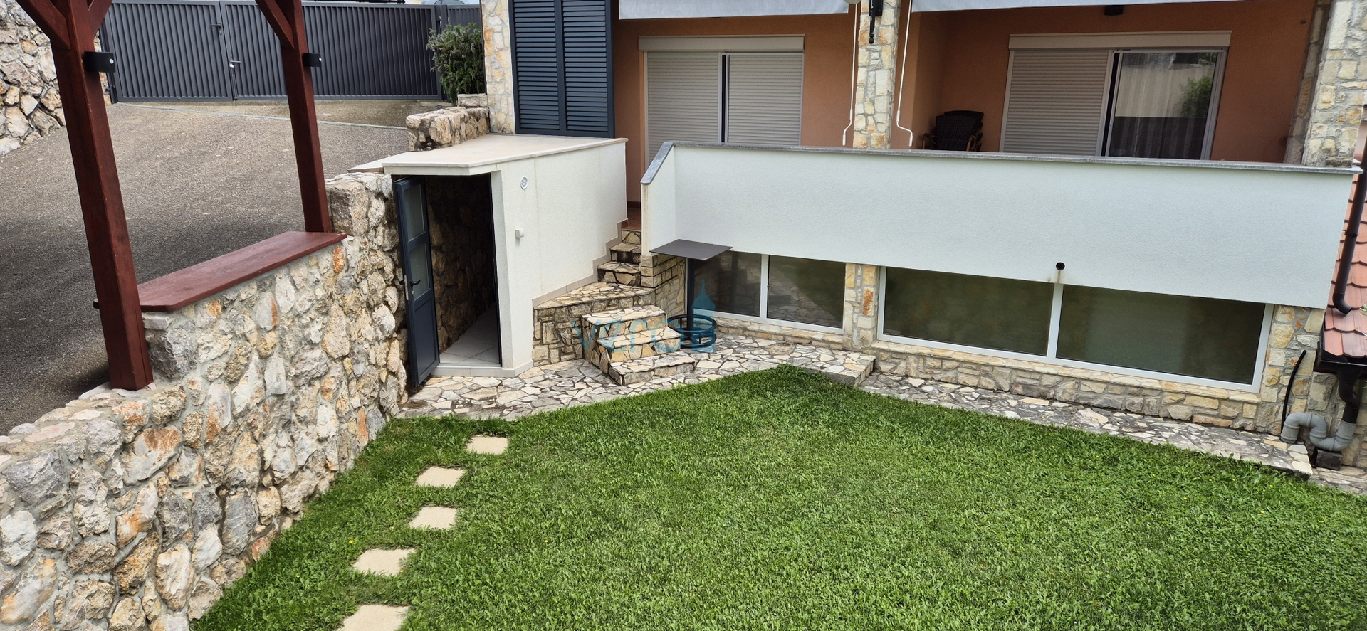 Grad Krk, dvosoban stan u prizemlju, okućnica 103 m2, prodaja