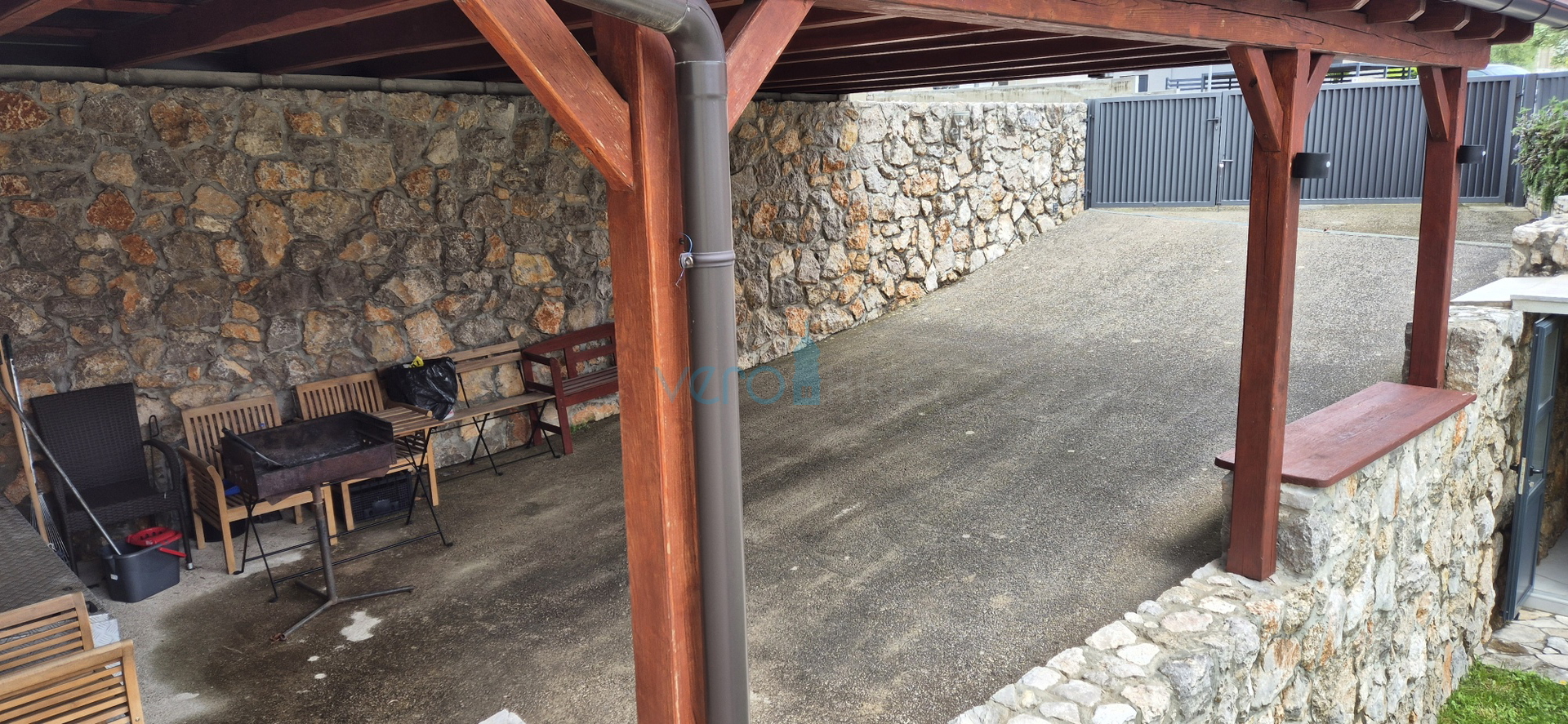 Grad Krk, dvosoban stan u prizemlju, okućnica 103 m2, prodaja