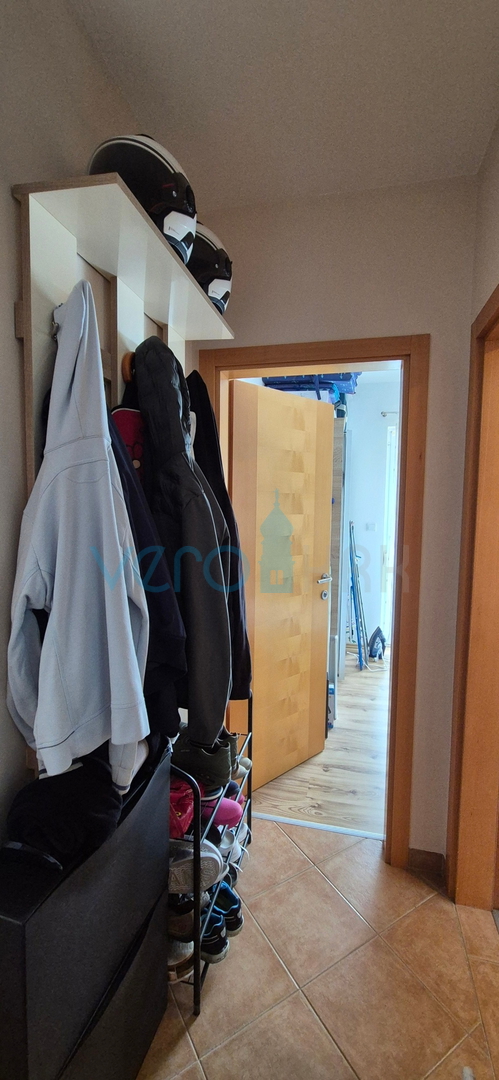 Grad Krk, dvosoban stan u prizemlju, okućnica 103 m2, prodaja