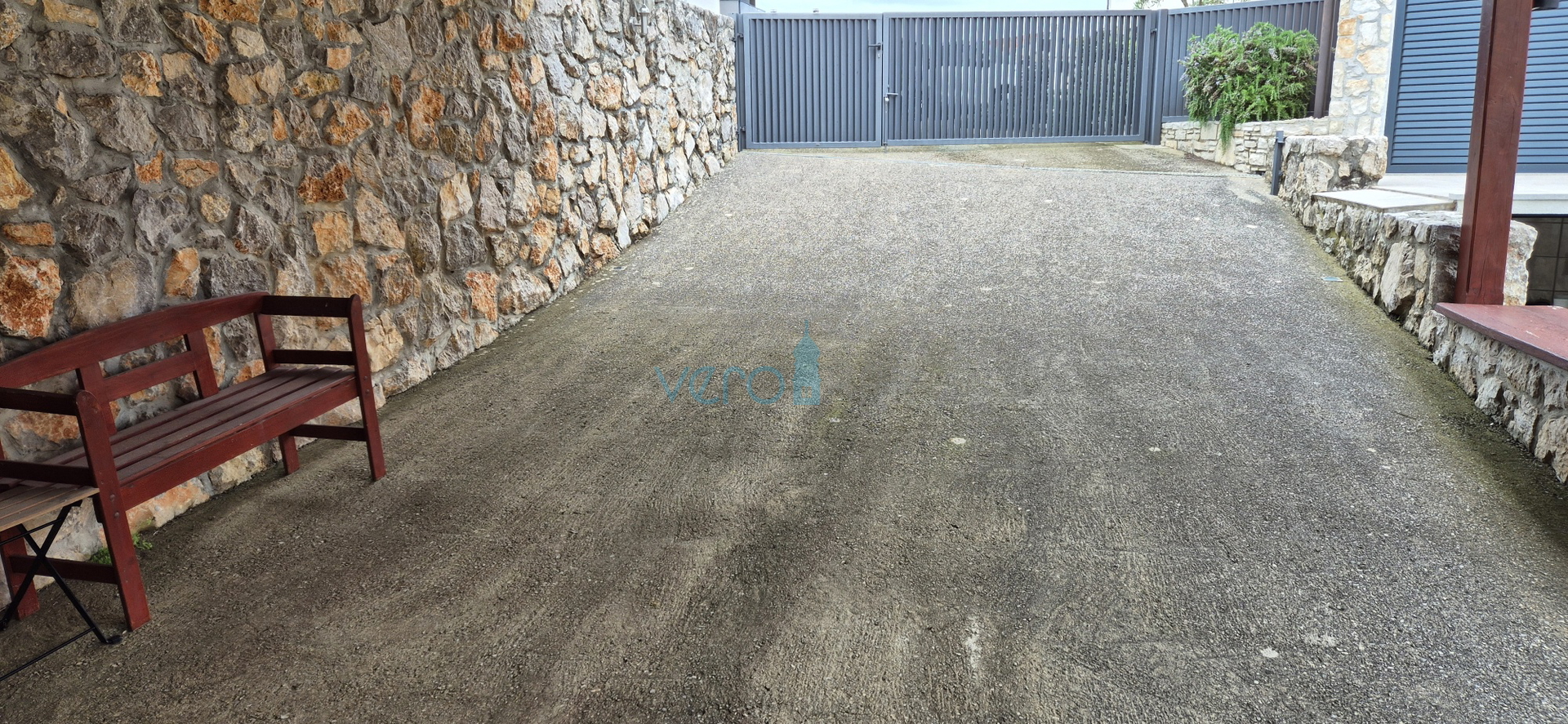 Grad Krk, dvosoban stan u prizemlju, okućnica 103 m2, prodaja