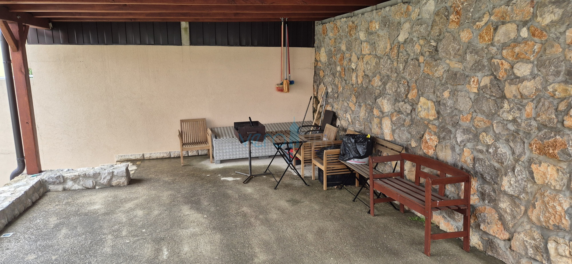 Grad Krk, dvosoban stan u prizemlju, okućnica 103 m2, prodaja