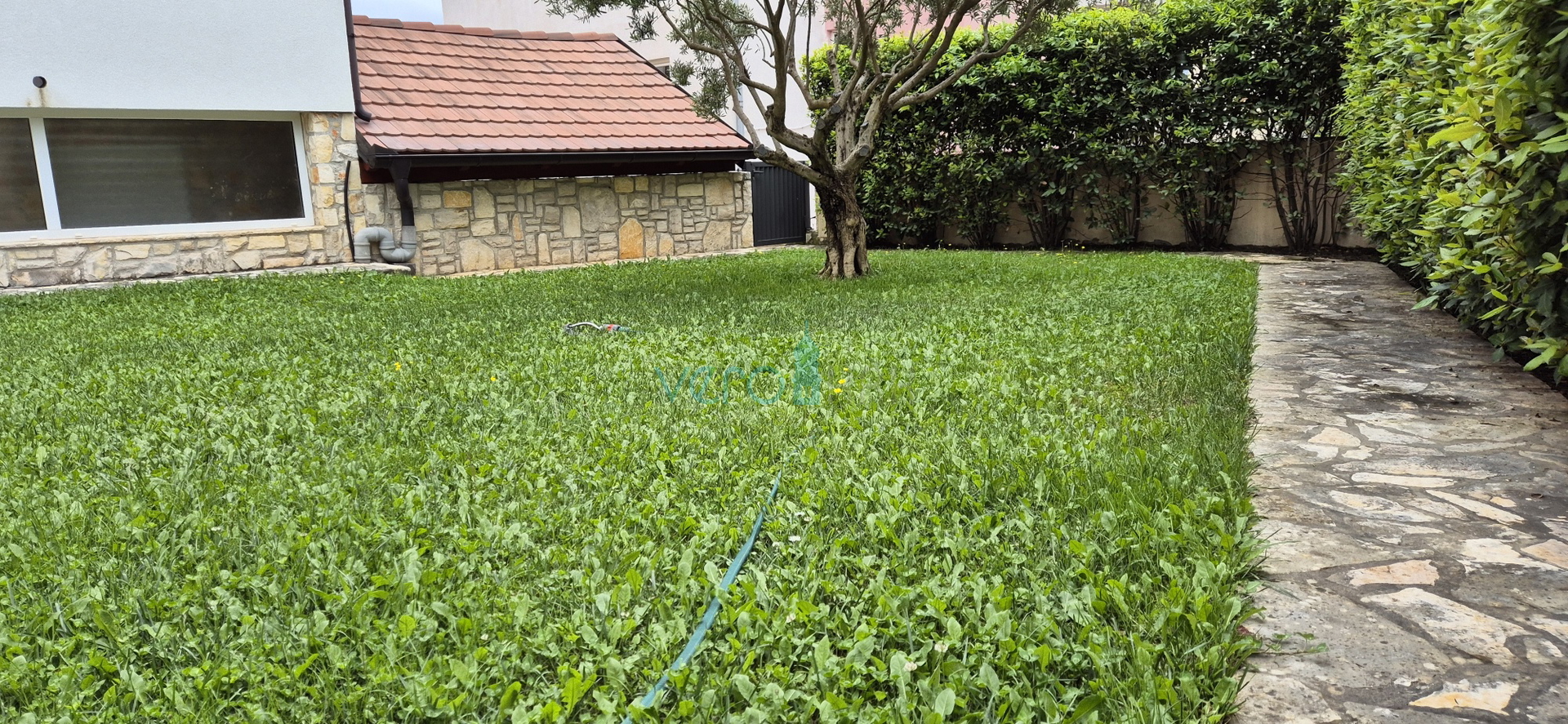 Grad Krk, dvosoban stan u prizemlju, okućnica 103 m2, prodaja