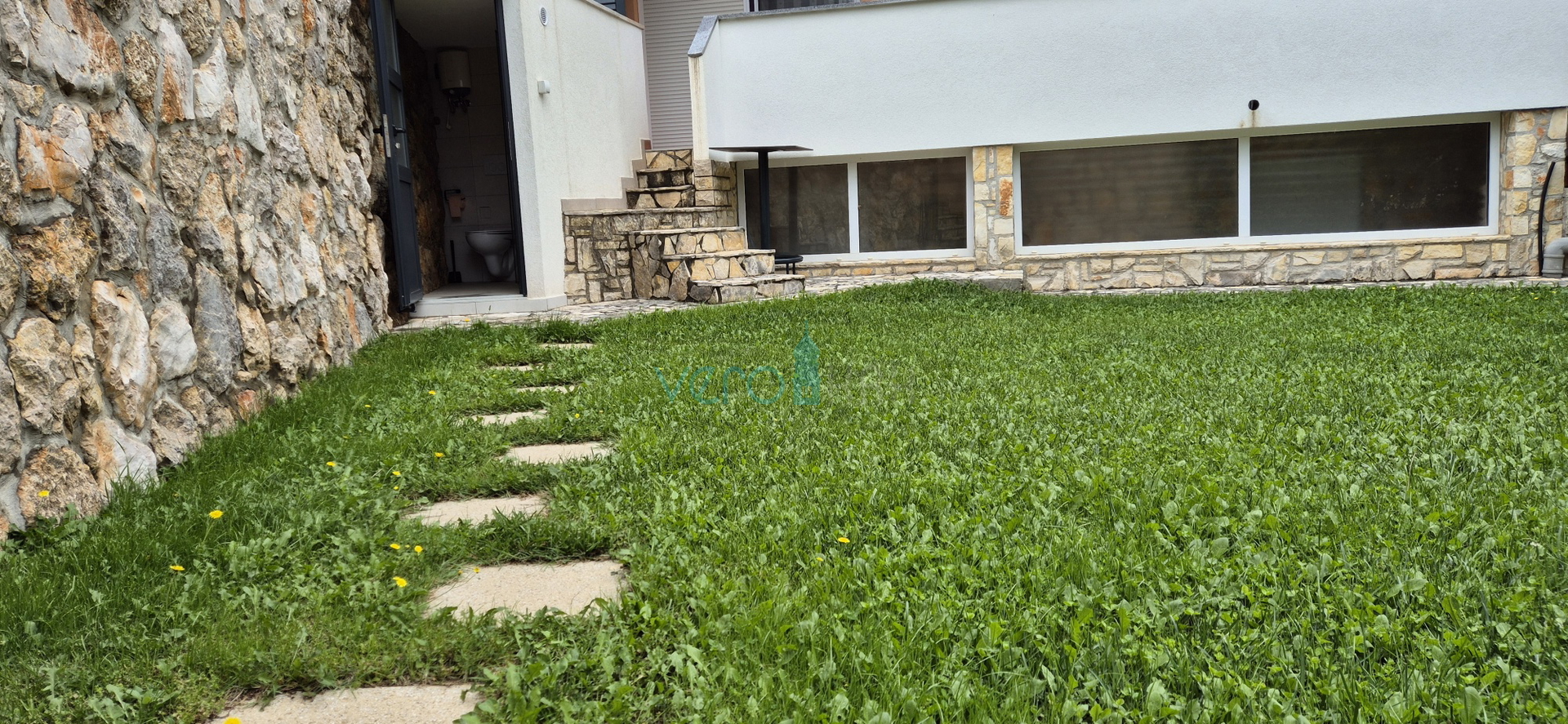 Grad Krk, dvosoban stan u prizemlju, okućnica 103 m2, prodaja