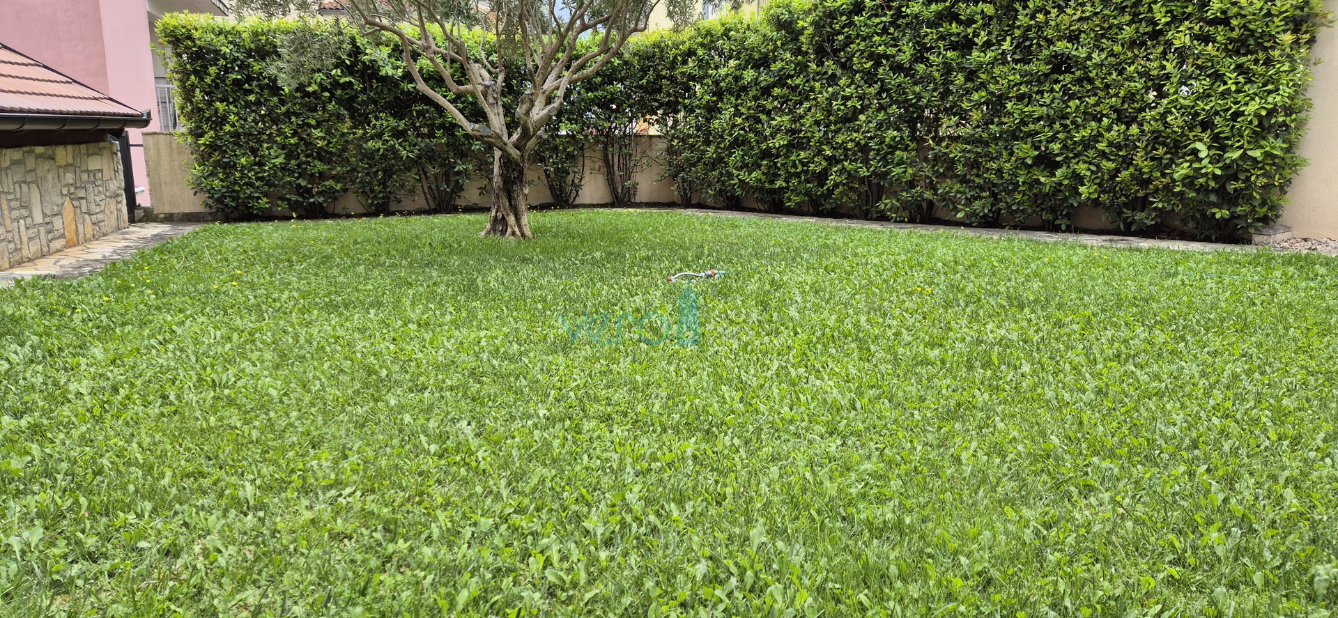 Grad Krk, dvosoban stan u prizemlju, okućnica 103 m2, prodaja