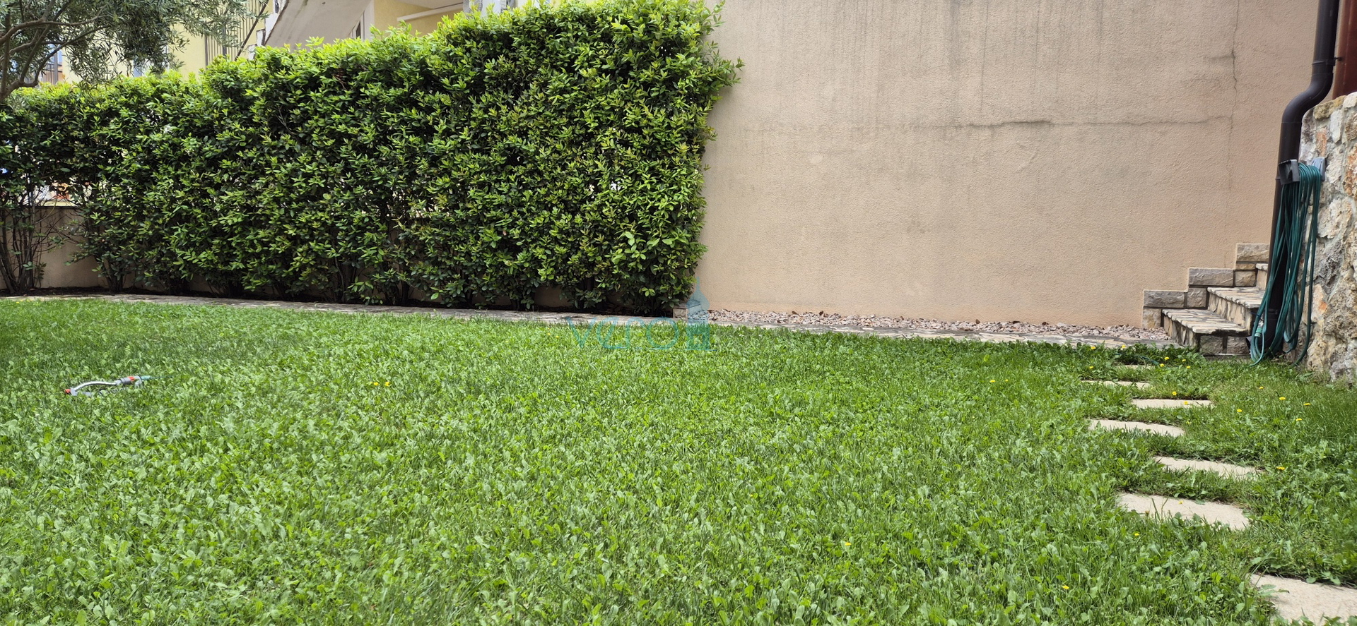 Grad Krk, dvosoban stan u prizemlju, okućnica 103 m2, prodaja