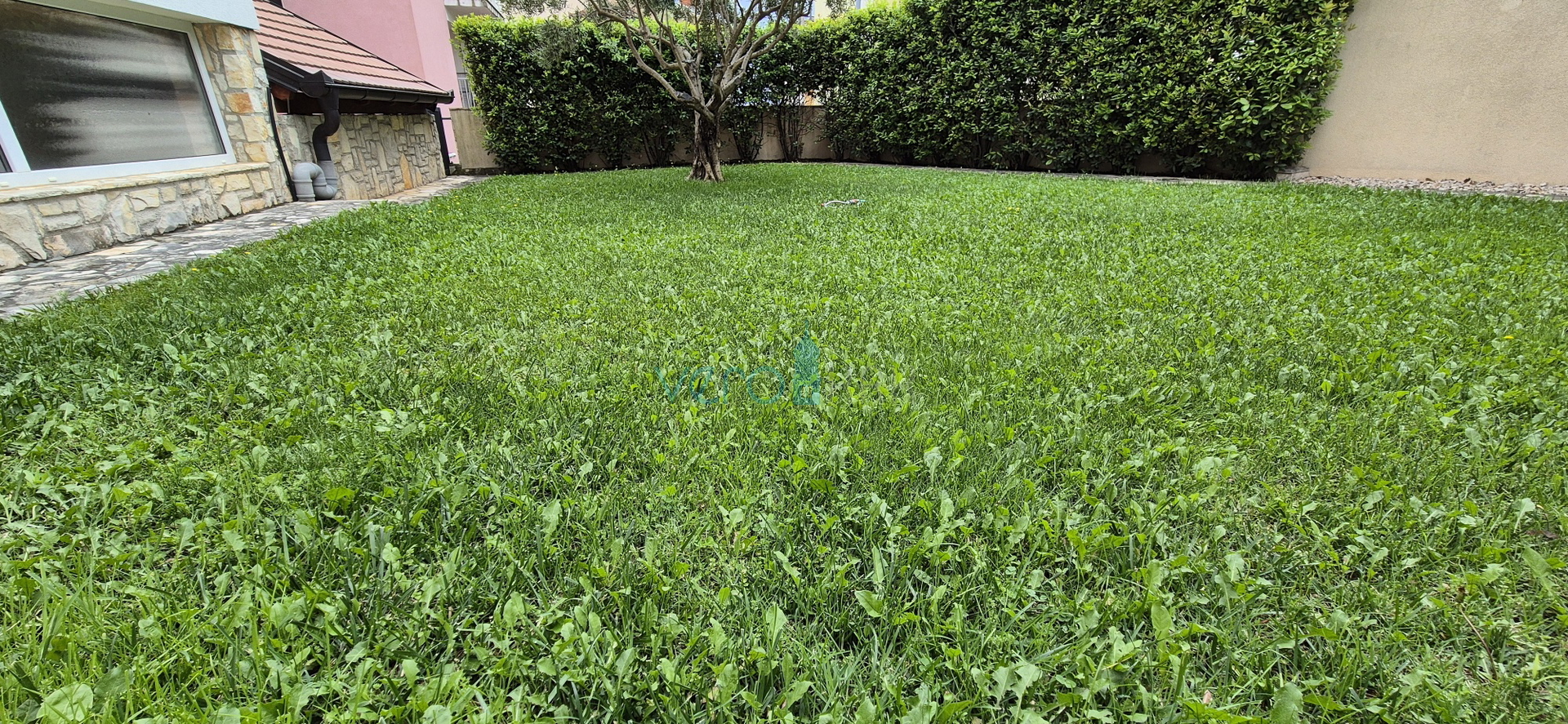 Grad Krk, dvosoban stan u prizemlju, okućnica 103 m2, prodaja