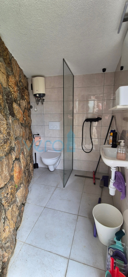 Grad Krk, dvosoban stan u prizemlju, okućnica 103 m2, prodaja