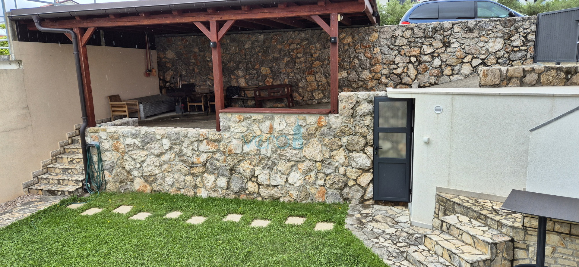 Grad Krk, dvosoban stan u prizemlju, okućnica 103 m2, prodaja