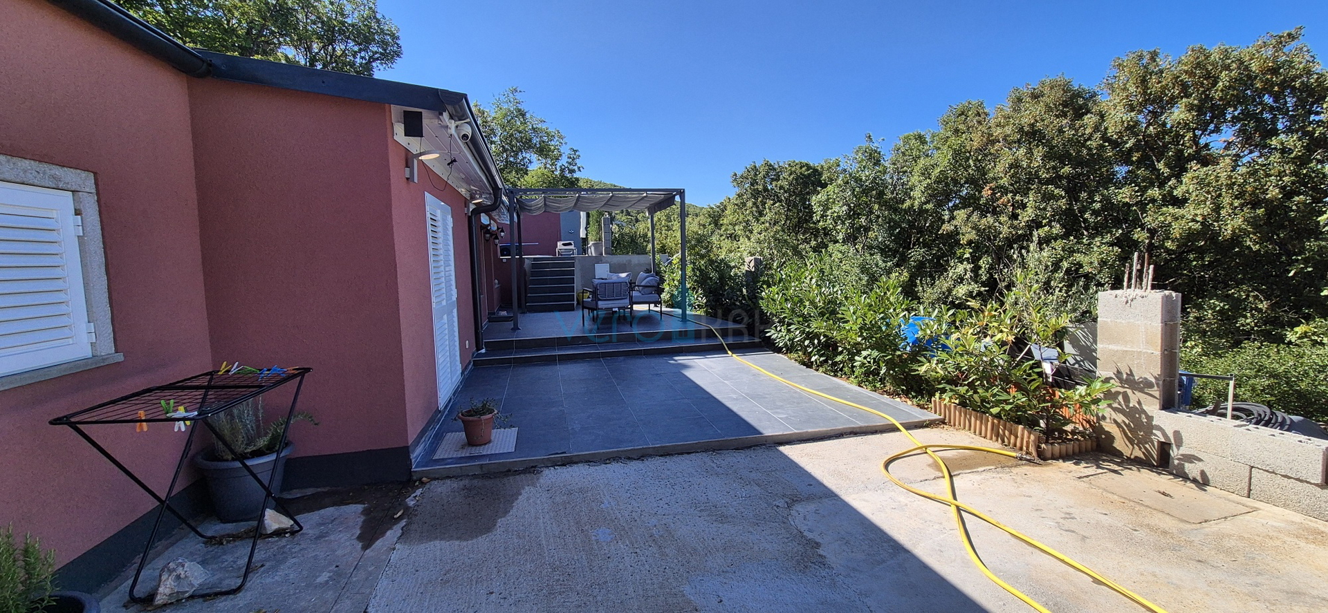 Kvarner, Novi Vinodolski, Klenovica - parcela 566m2, kuća s bazenom, pogled na more, prodaja