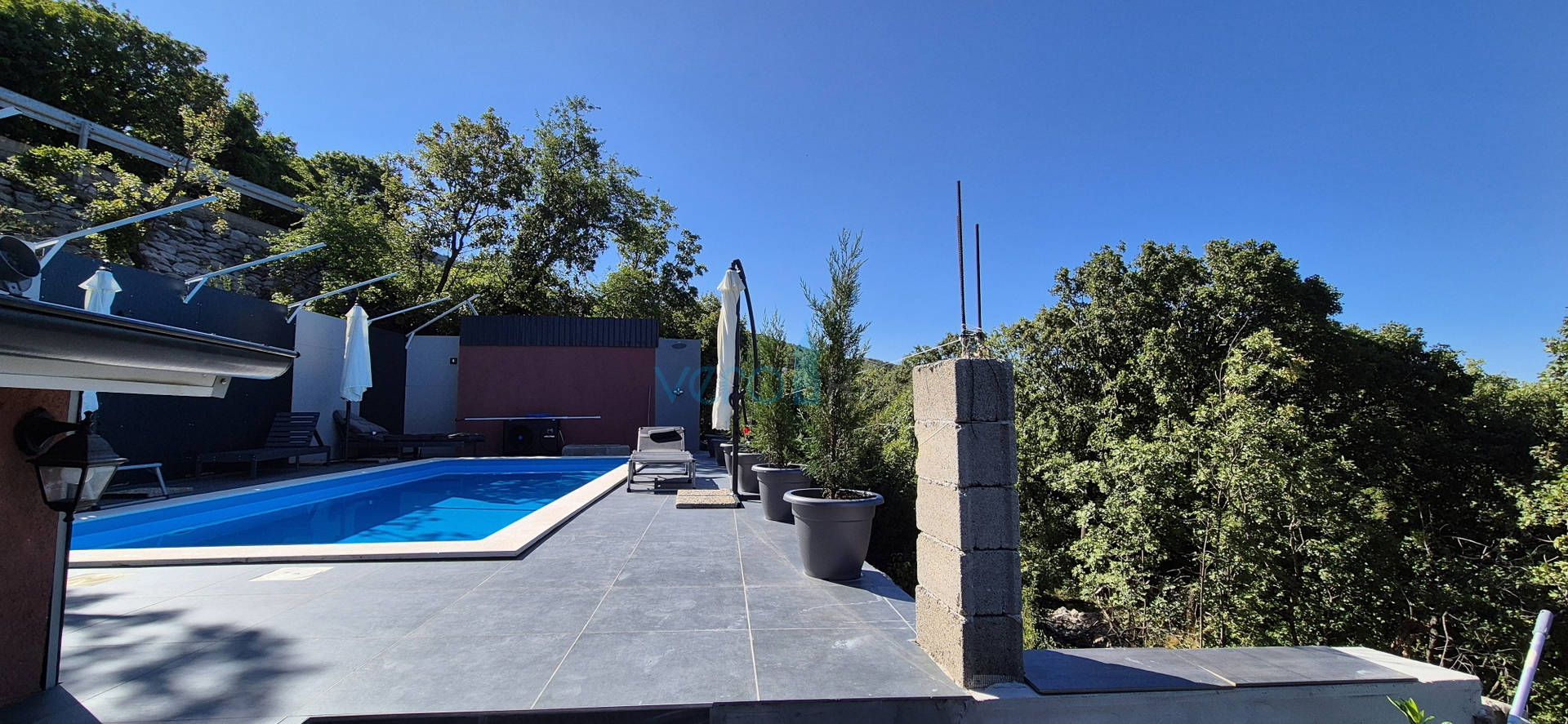 Kvarner, Novi Vinodolski, Klenovica - parcela 566m2, kuća s bazenom, pogled na more, prodaja