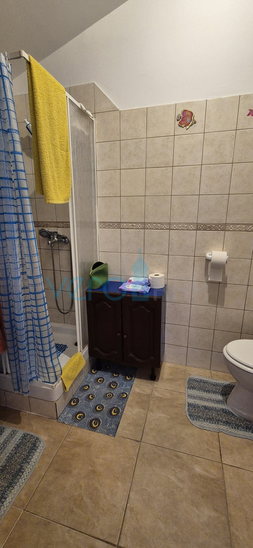 Crikvenica, Zentrum - 62 m2, 2 Zimmer/Wohnzimmer, zweite Reihe zum Meer, Verkauf