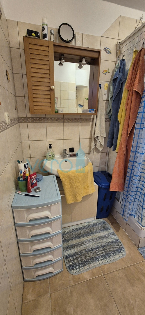 Crikvenica, Zentrum - 62 m2, 2 Zimmer/Wohnzimmer, zweite Reihe zum Meer, Verkauf