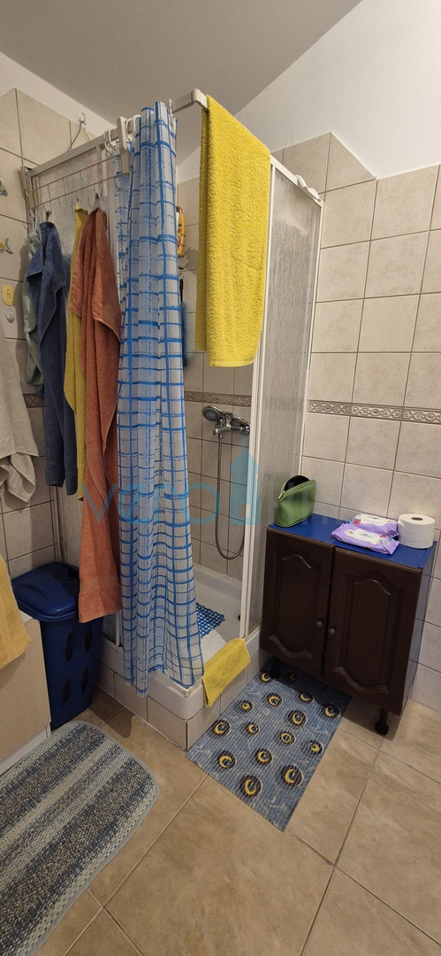 Crikvenica, Zentrum - 62 m2, 2 Zimmer/Wohnzimmer, zweite Reihe zum Meer, Verkauf