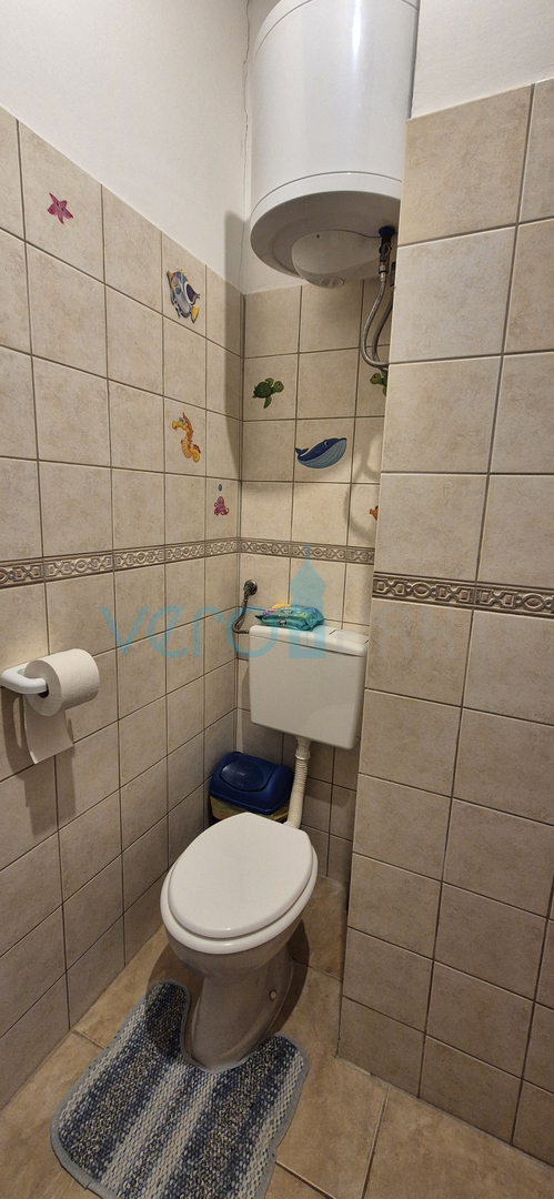 Crikvenica, Zentrum - 62 m2, 2 Zimmer/Wohnzimmer, zweite Reihe zum Meer, Verkauf