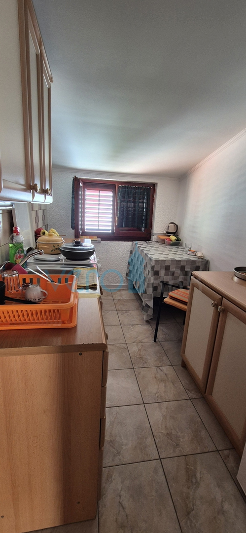 Crikvenica, Zentrum - 62 m2, 2 Zimmer/Wohnzimmer, zweite Reihe zum Meer, Verkauf