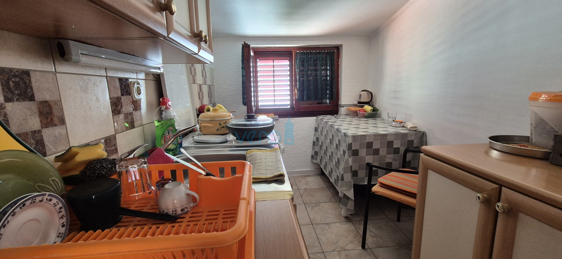 Crikvenica, Zentrum - 62 m2, 2 Zimmer/Wohnzimmer, zweite Reihe zum Meer, Verkauf
