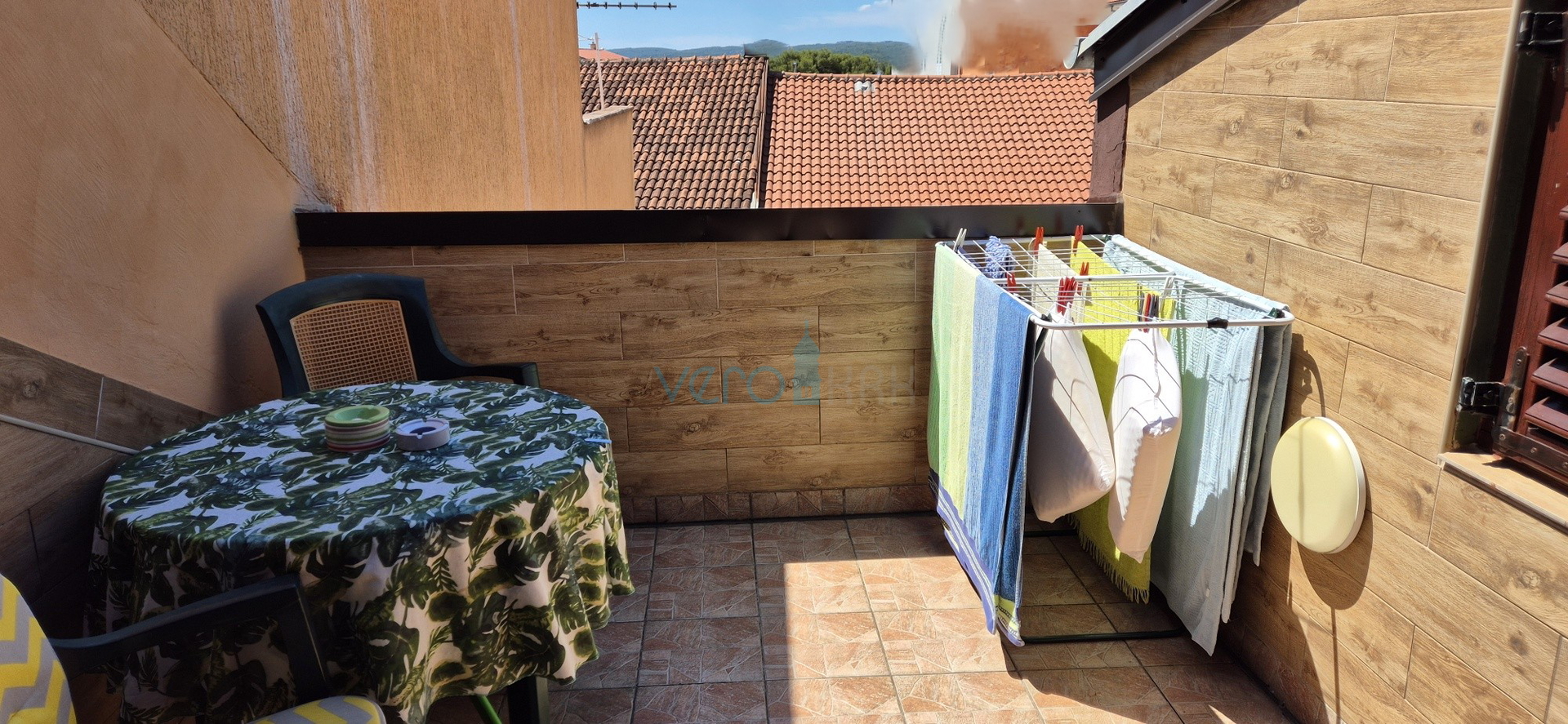 Crikvenica, Zentrum - 62 m2, 2 Zimmer/Wohnzimmer, zweite Reihe zum Meer, Verkauf