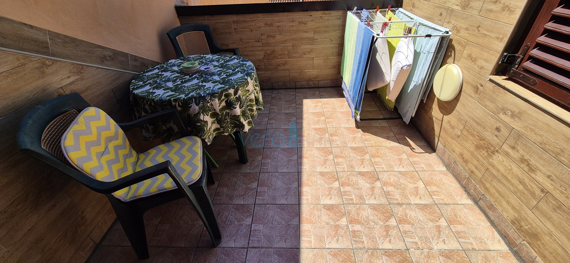 Crikvenica, Zentrum - 62 m2, 2 Zimmer/Wohnzimmer, zweite Reihe zum Meer, Verkauf