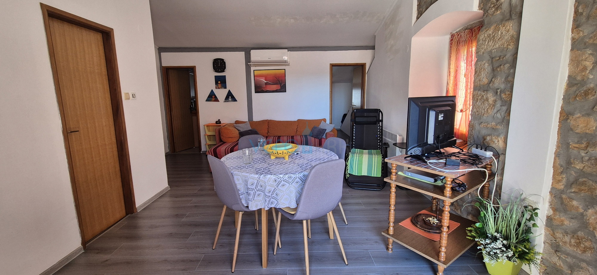 Crikvenica, Zentrum - 62 m2, 2 Zimmer/Wohnzimmer, zweite Reihe zum Meer, Verkauf