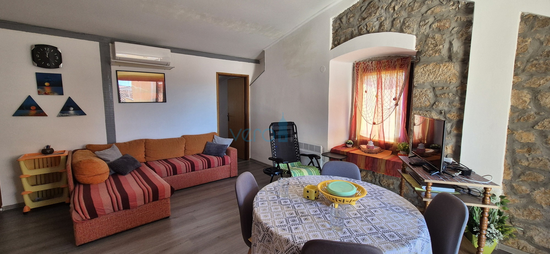 Crikvenica, Zentrum - 62 m2, 2 Zimmer/Wohnzimmer, zweite Reihe zum Meer, Verkauf