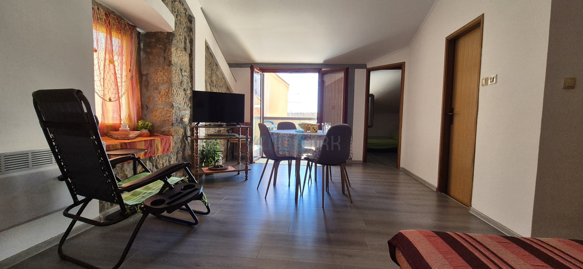 Crikvenica, Zentrum - 62 m2, 2 Zimmer/Wohnzimmer, zweite Reihe zum Meer, Verkauf