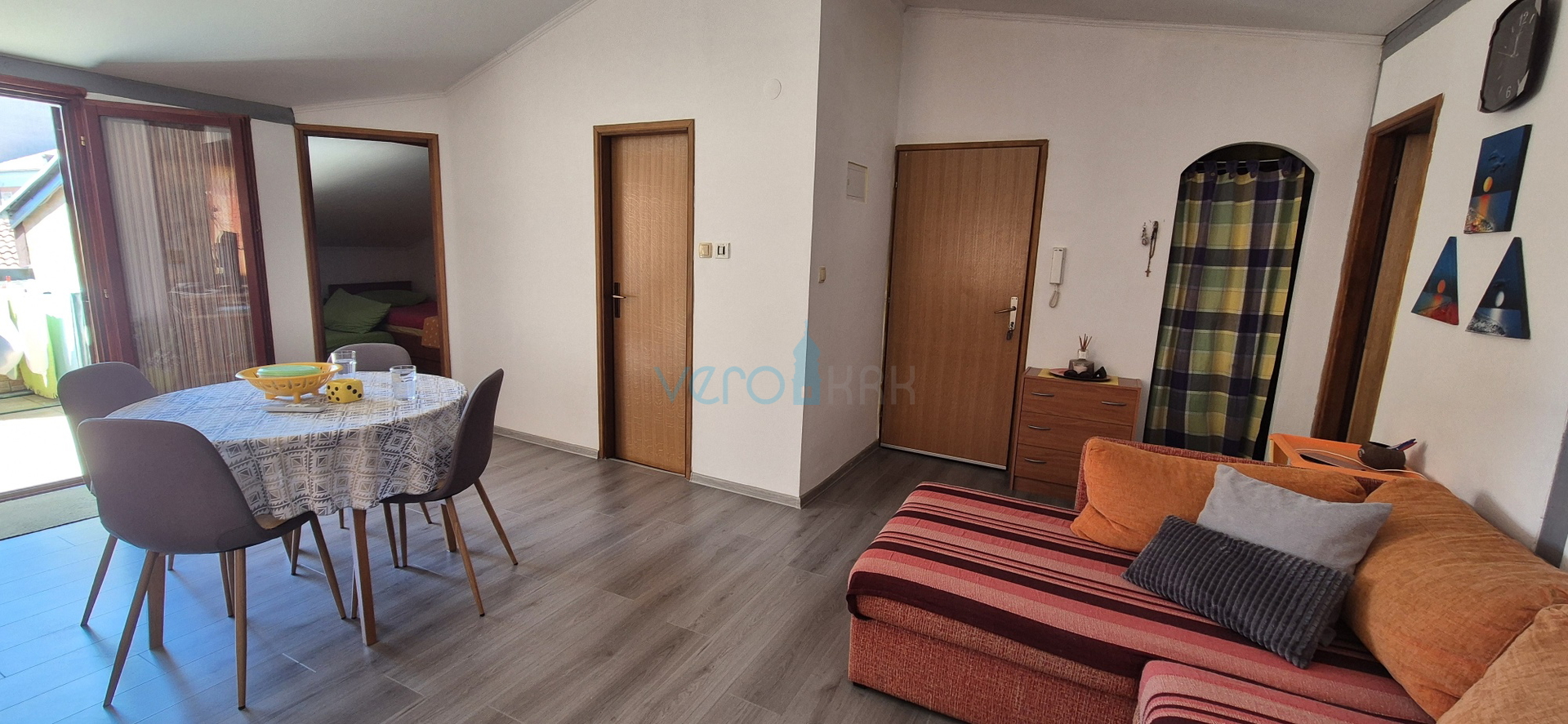 Crikvenica, Zentrum - 62 m2, 2 Zimmer/Wohnzimmer, zweite Reihe zum Meer, Verkauf