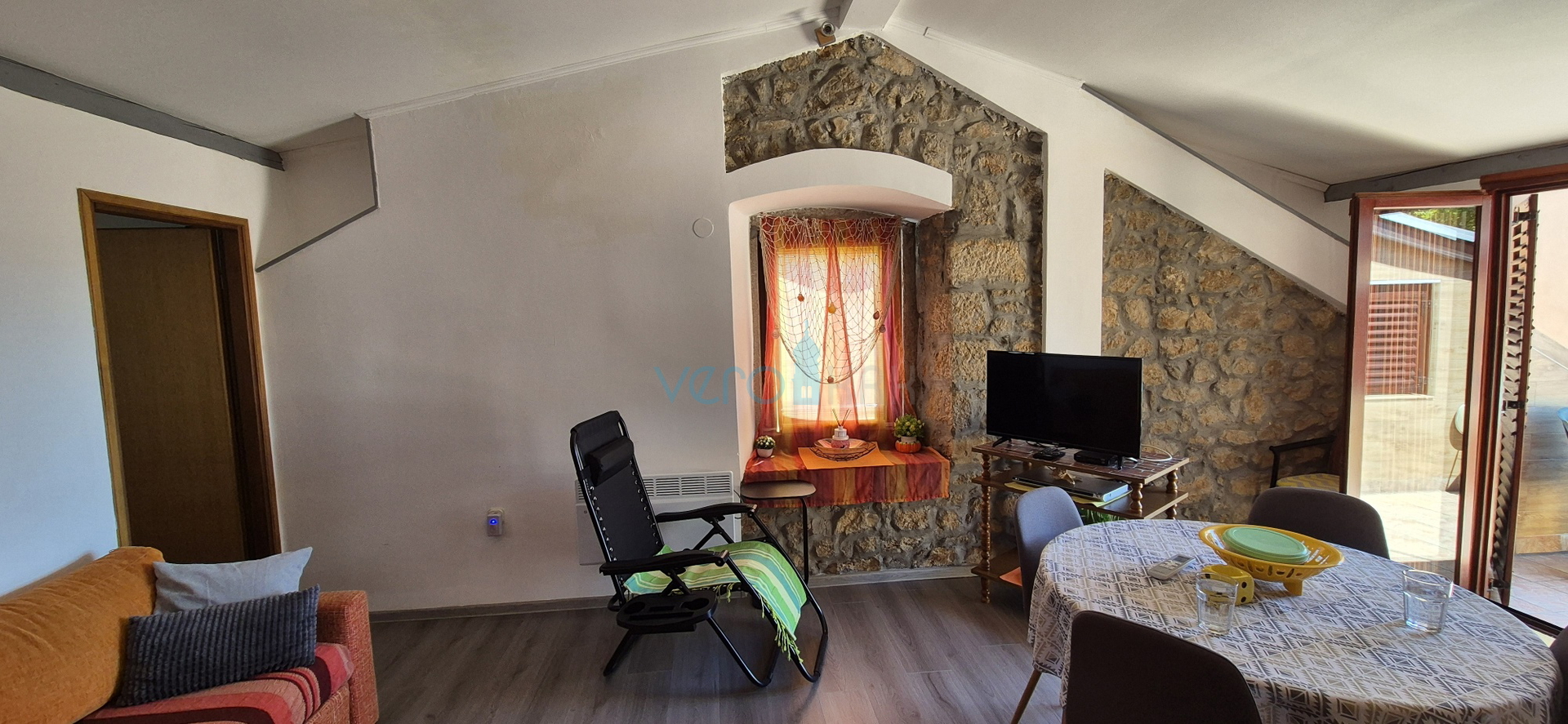 Crikvenica, Zentrum - 62 m2, 2 Zimmer/Wohnzimmer, zweite Reihe zum Meer, Verkauf