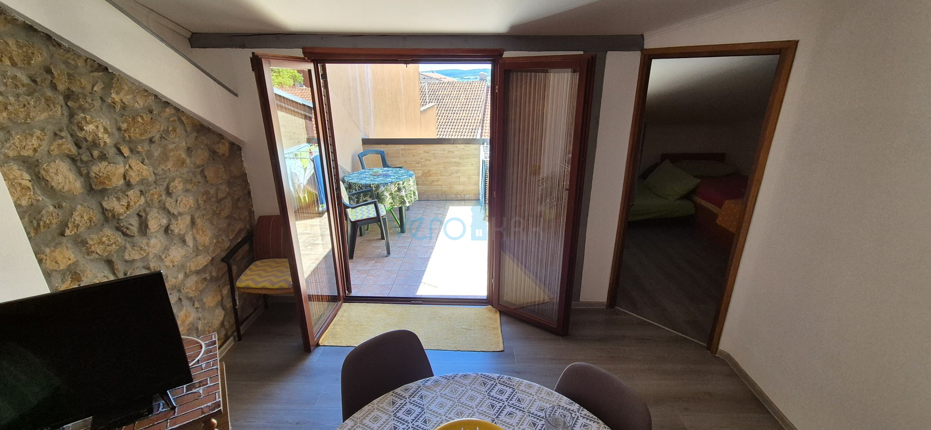 Crikvenica, Zentrum - 62 m2, 2 Zimmer/Wohnzimmer, zweite Reihe zum Meer, Verkauf