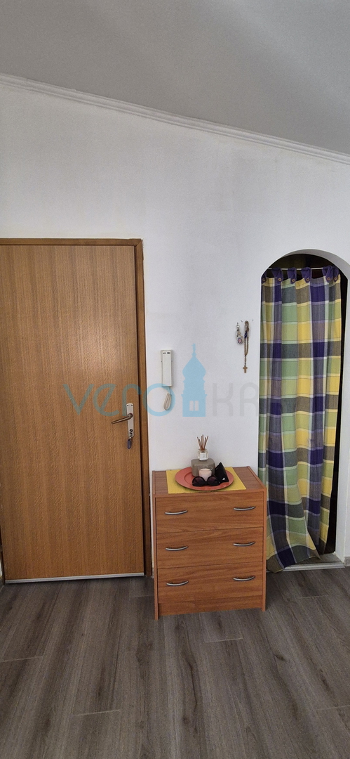 Crikvenica, Zentrum - 62 m2, 2 Zimmer/Wohnzimmer, zweite Reihe zum Meer, Verkauf