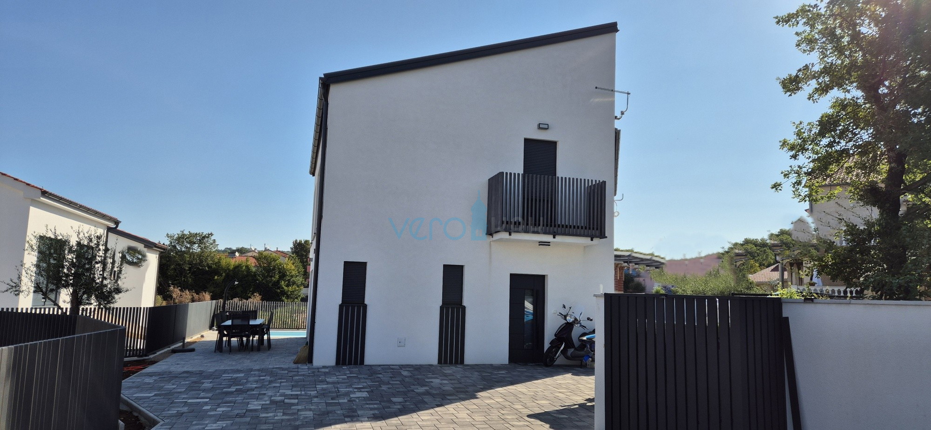 Malinska, centar, novogradnja, dvojna kuća sa bazenom, pogled na more, okućnica, prodaja