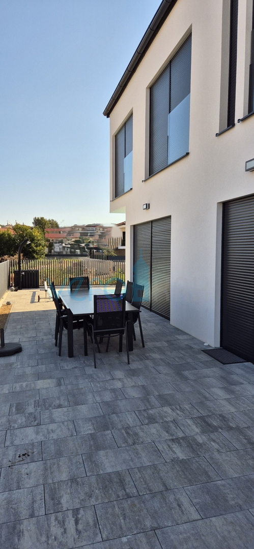 Malinska, centar, novogradnja, dvojna kuća sa bazenom, pogled na more, okućnica, prodaja