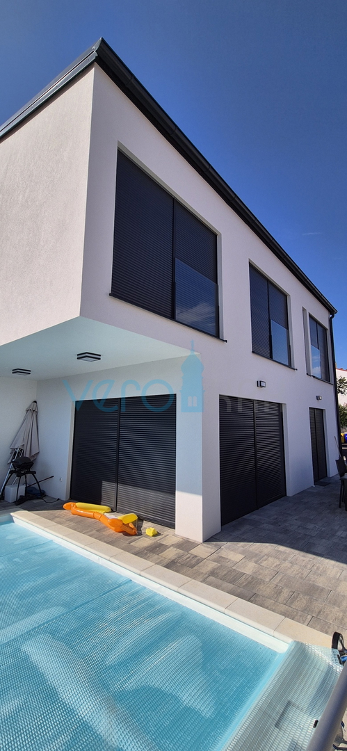 Malinska, centar, novogradnja, dvojna kuća sa bazenom, pogled na more, okućnica, prodaja