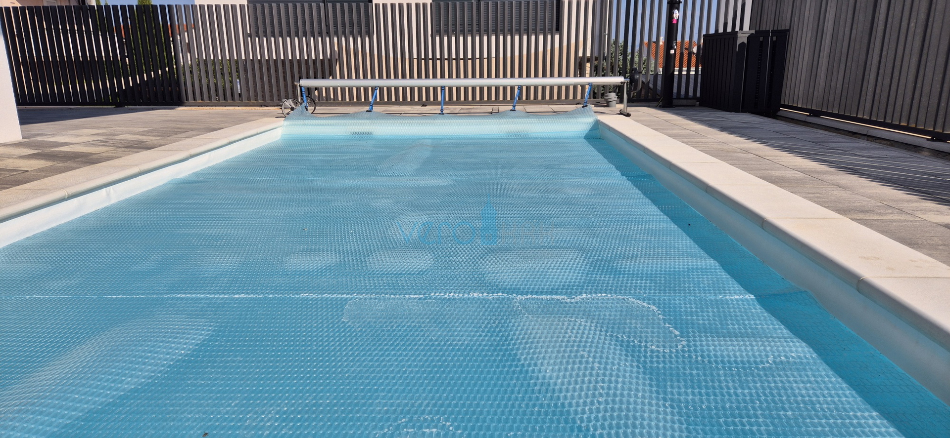 Malinska, centar, novogradnja, dvojna kuća sa bazenom, pogled na more, okućnica, prodaja