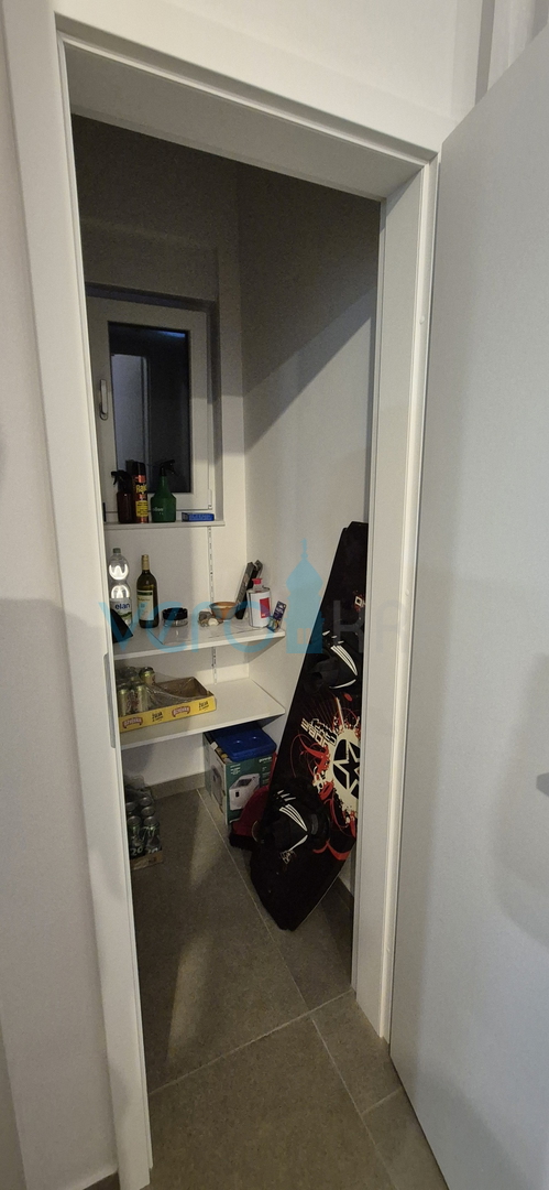 Malinska, centar, novogradnja, dvojna kuća sa bazenom, pogled na more, okućnica, prodaja