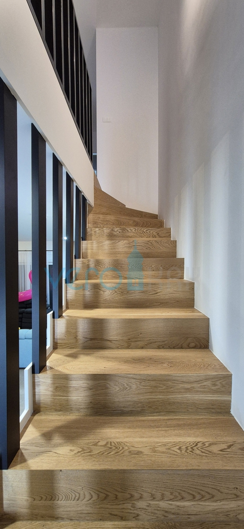 Malinska, centar, novogradnja, dvojna kuća sa bazenom, pogled na more, okućnica, prodaja