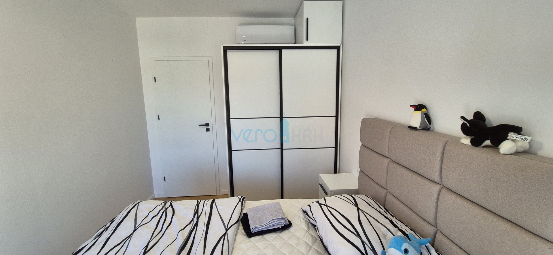 Malinska, centar, novogradnja, dvojna kuća sa bazenom, pogled na more, okućnica, prodaja