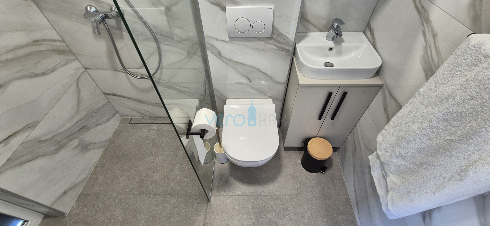 Malinska, centar, novogradnja, dvojna kuća sa bazenom, pogled na more, okućnica, prodaja