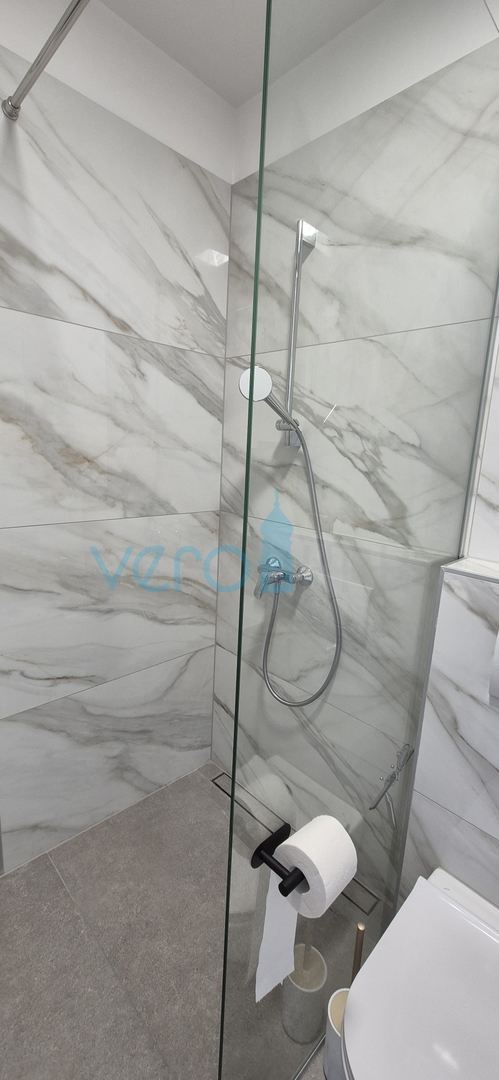 Malinska, centar, novogradnja, dvojna kuća sa bazenom, pogled na more, okućnica, prodaja