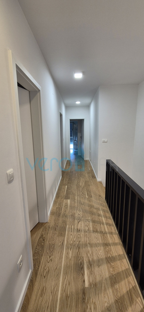 Malinska, centar, novogradnja, dvojna kuća sa bazenom, pogled na more, okućnica, prodaja