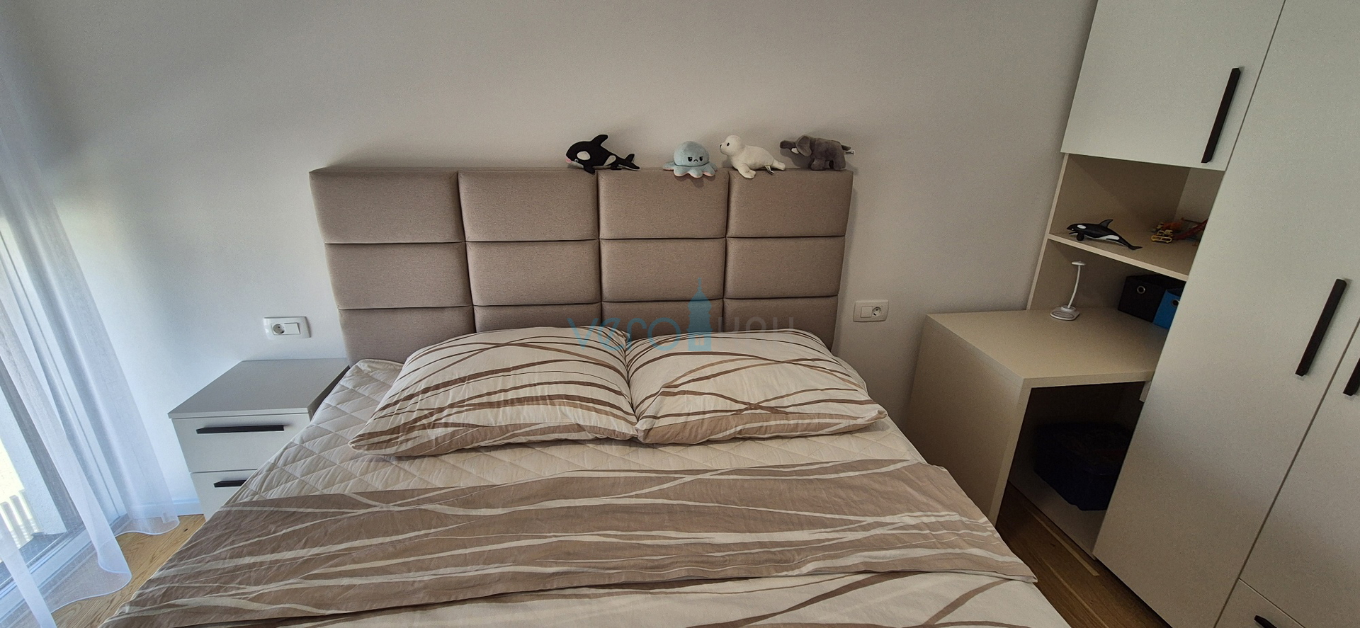 Malinska, centar, novogradnja, dvojna kuća sa bazenom, pogled na more, okućnica, prodaja