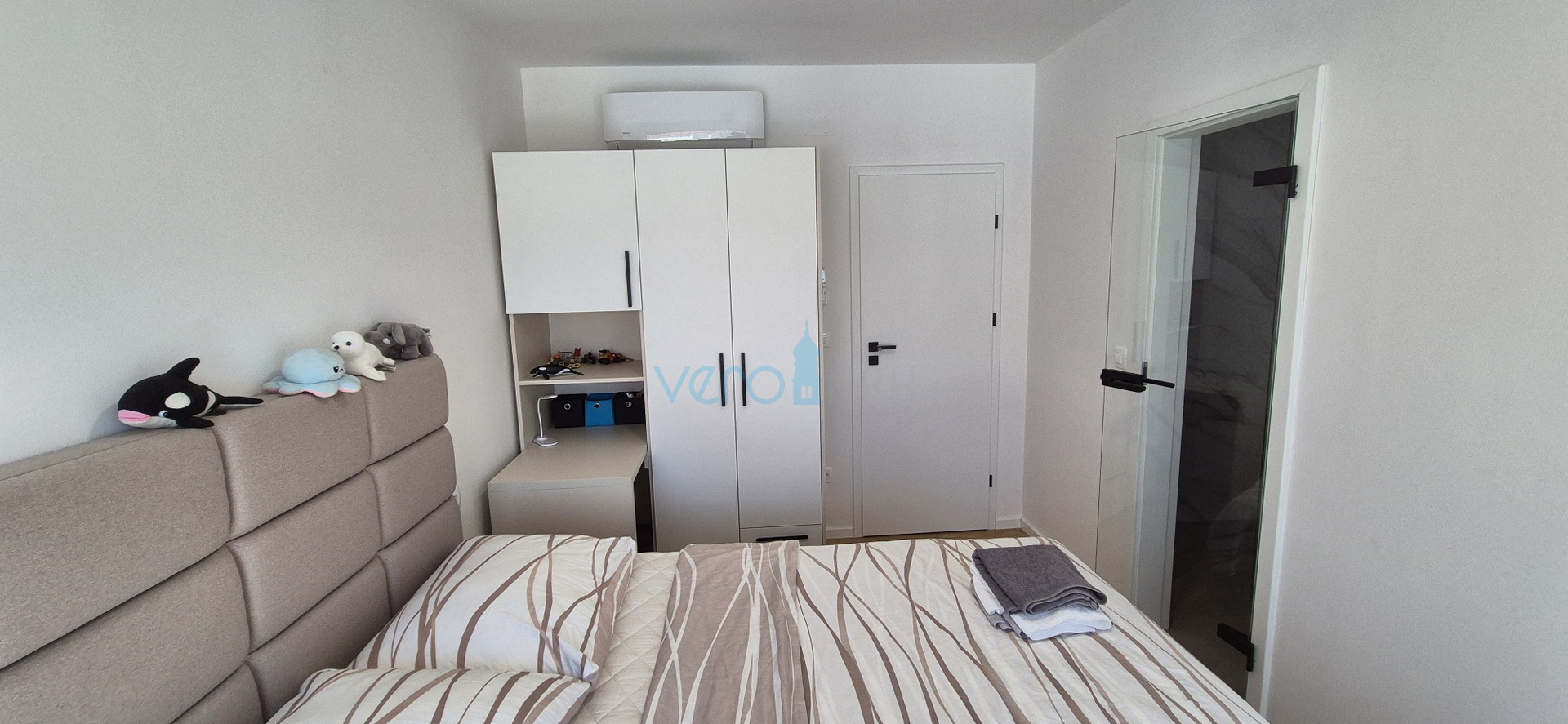 Malinska, centar, novogradnja, dvojna kuća sa bazenom, pogled na more, okućnica, prodaja