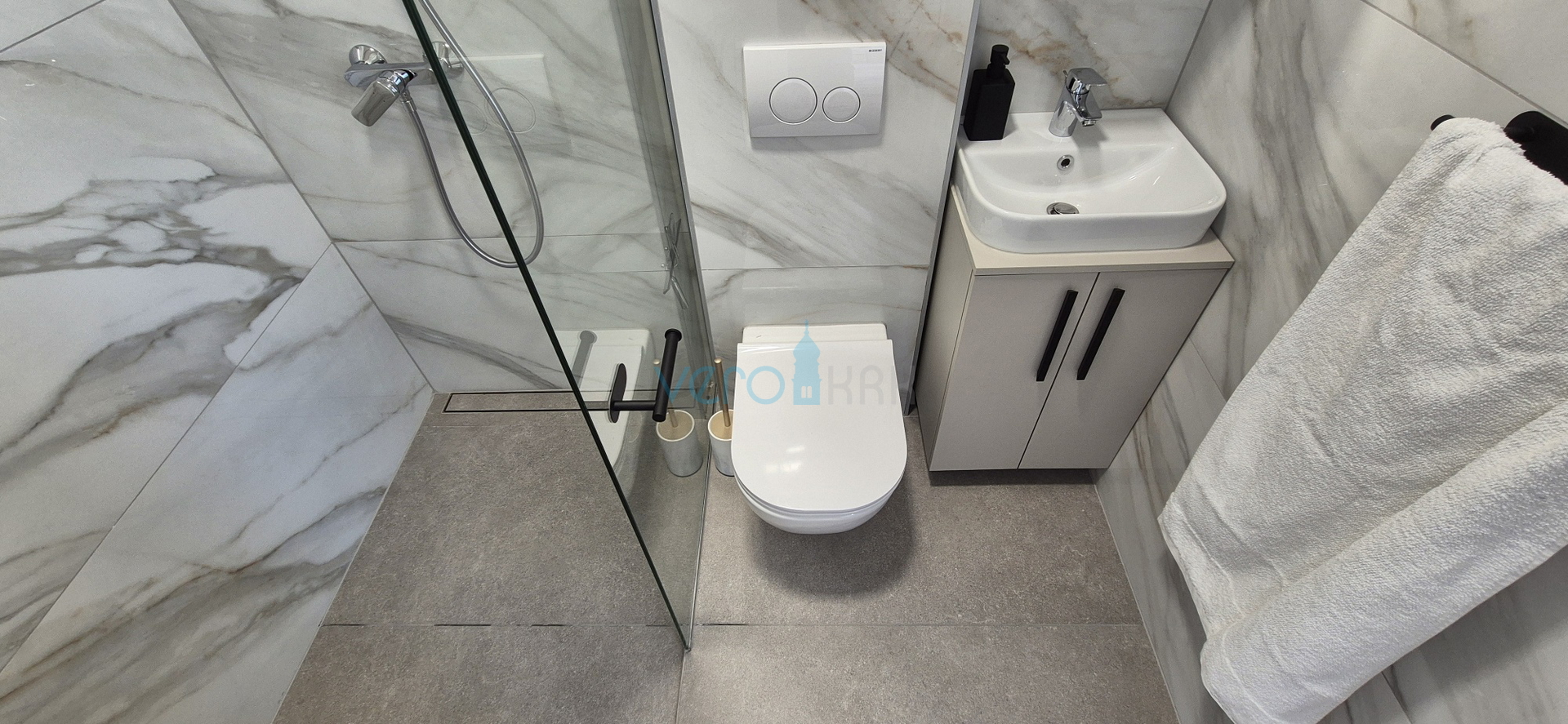 Malinska, centar, novogradnja, dvojna kuća sa bazenom, pogled na more, okućnica, prodaja