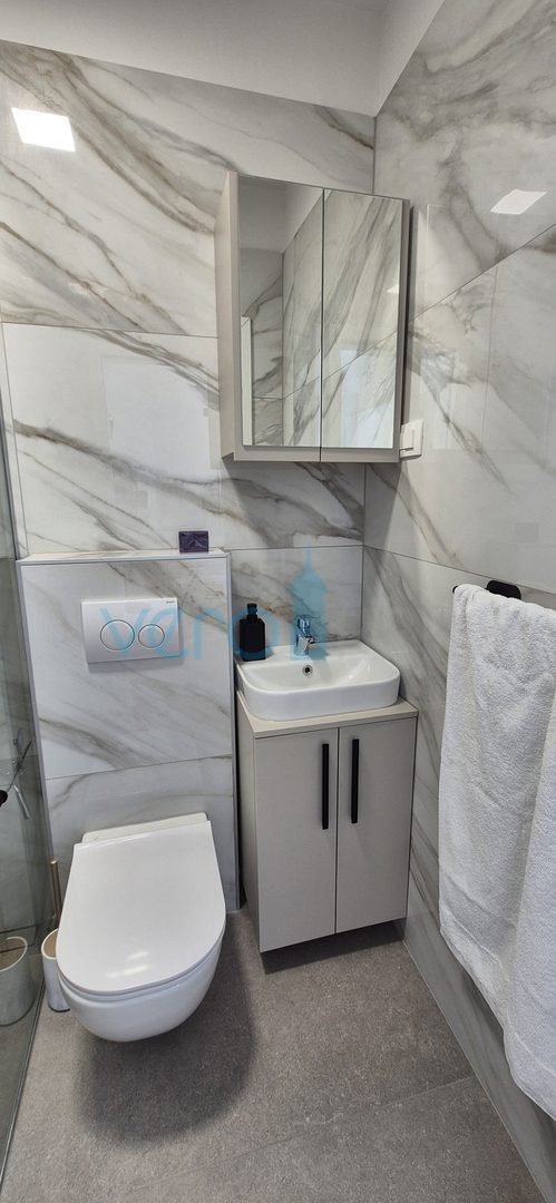 Malinska, centar, novogradnja, dvojna kuća sa bazenom, pogled na more, okućnica, prodaja